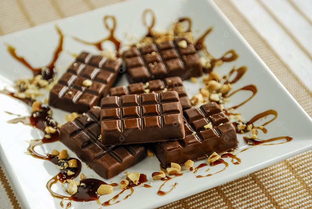 Barras de chocolates derretidas sobre prato branco