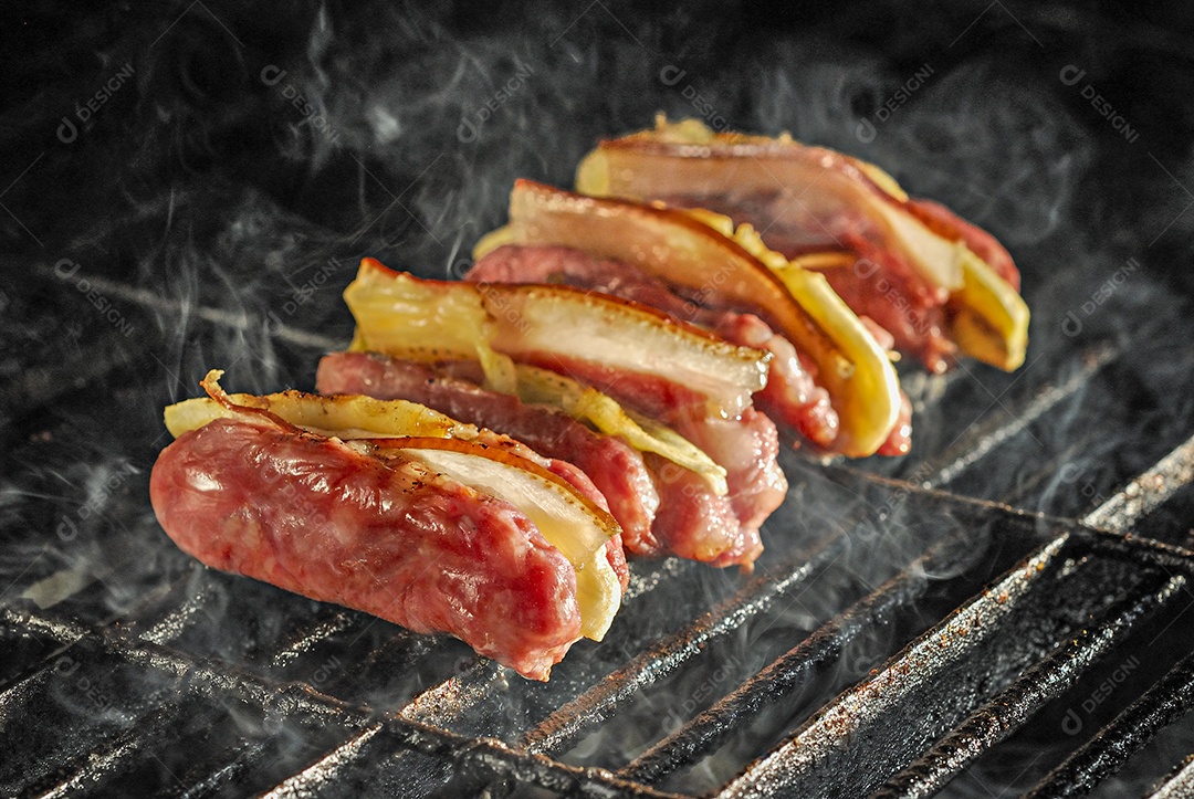 Churrasco saboroso sobre uma grelha