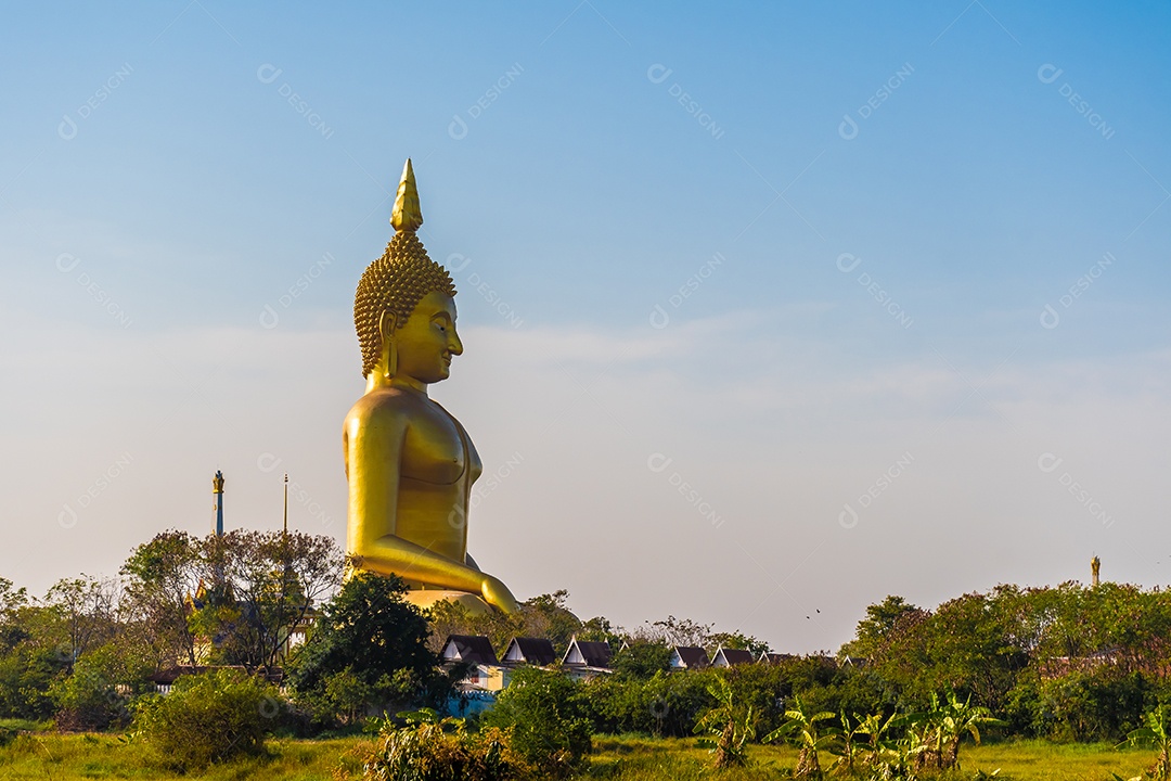 Grande Buda amarelo dourado em Wat Muang destino turístico religioso