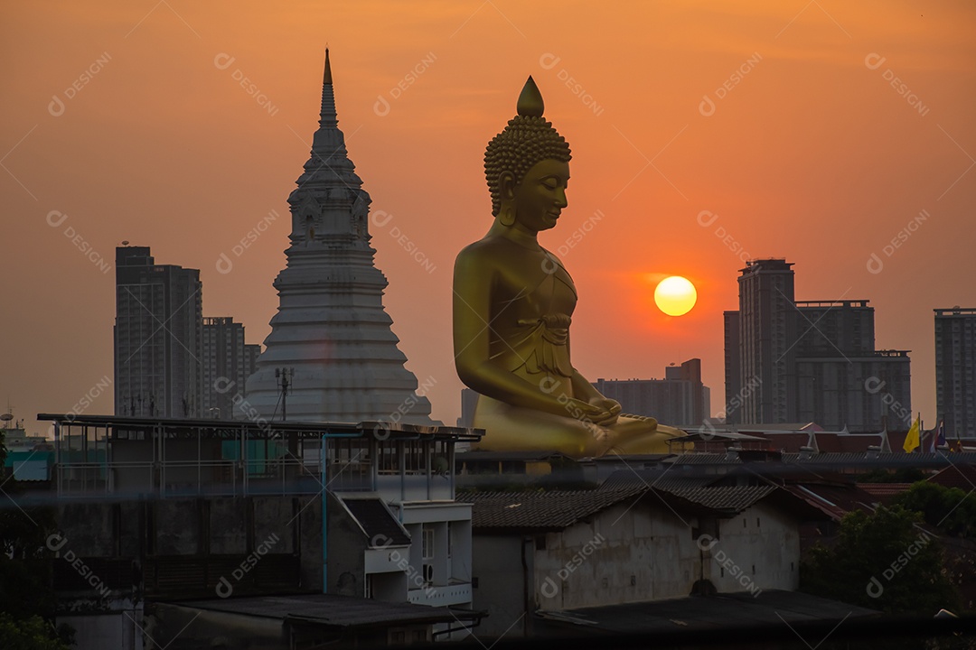 Grande Buda amarelo dourado em Wat Muang destino turístico religioso