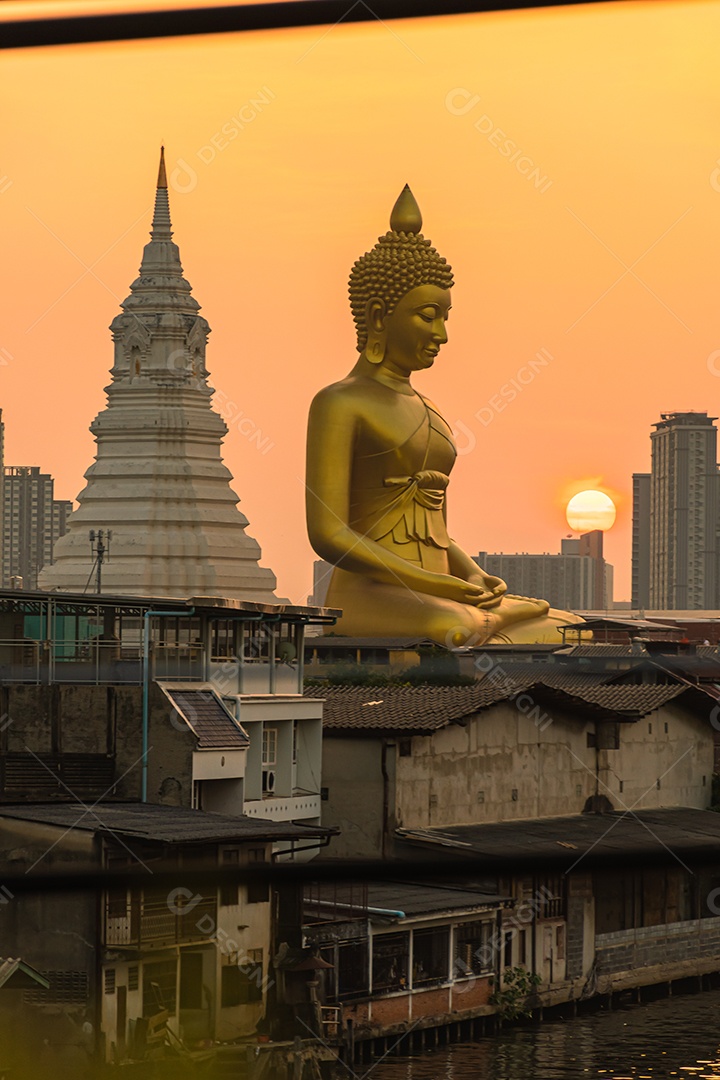 Grande Buda amarelo dourado em Wat Muang destino turístico religioso