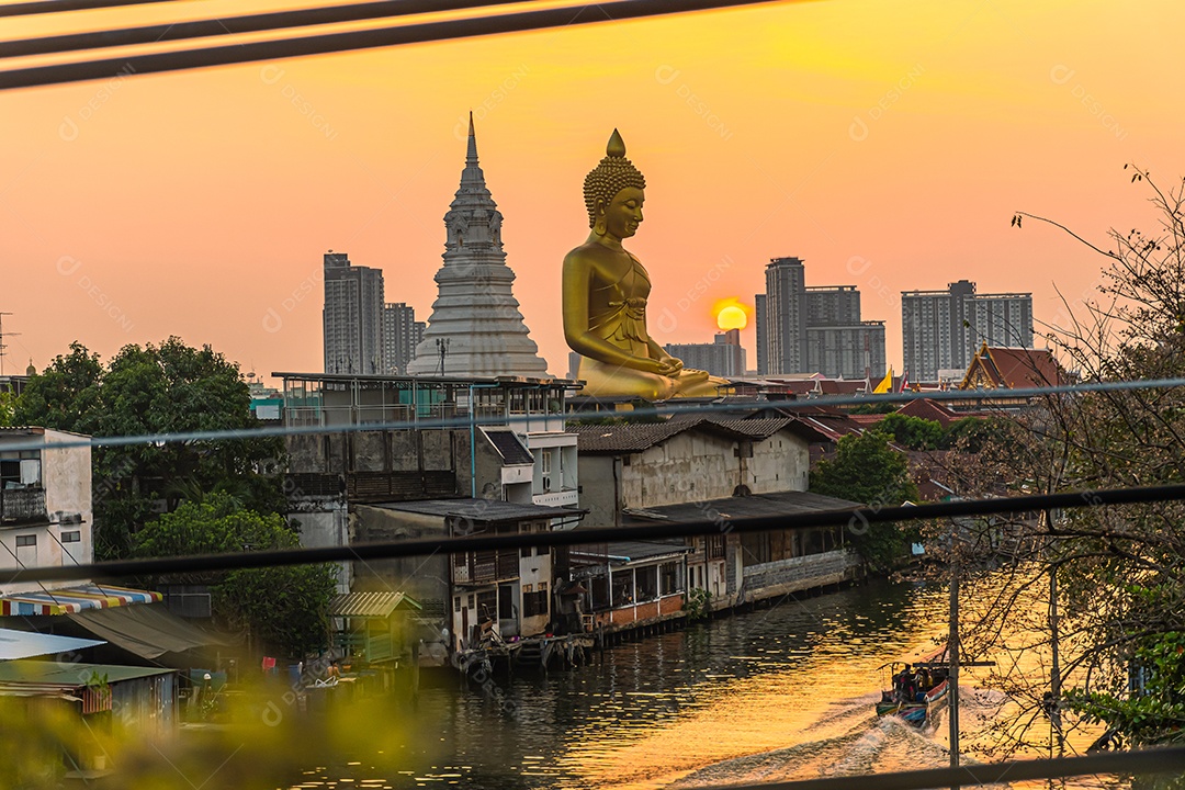 Grande Buda amarelo dourado em Wat Muang destino turístico religioso