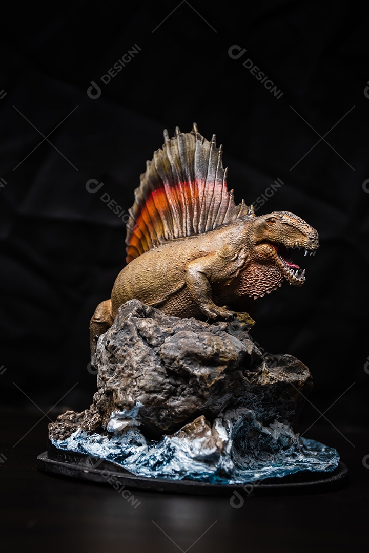 Dinossauro em fundo preto