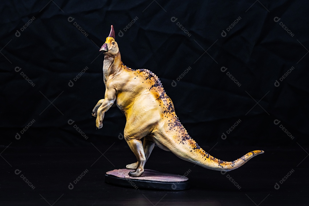 Dinossauro em fundo preto