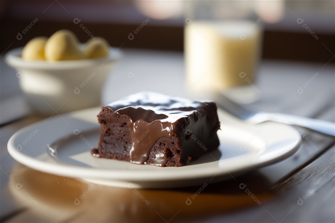 Delicioso brownie de chocolate caseiro em placa de cerâmica branca na mesa de madeira rústica