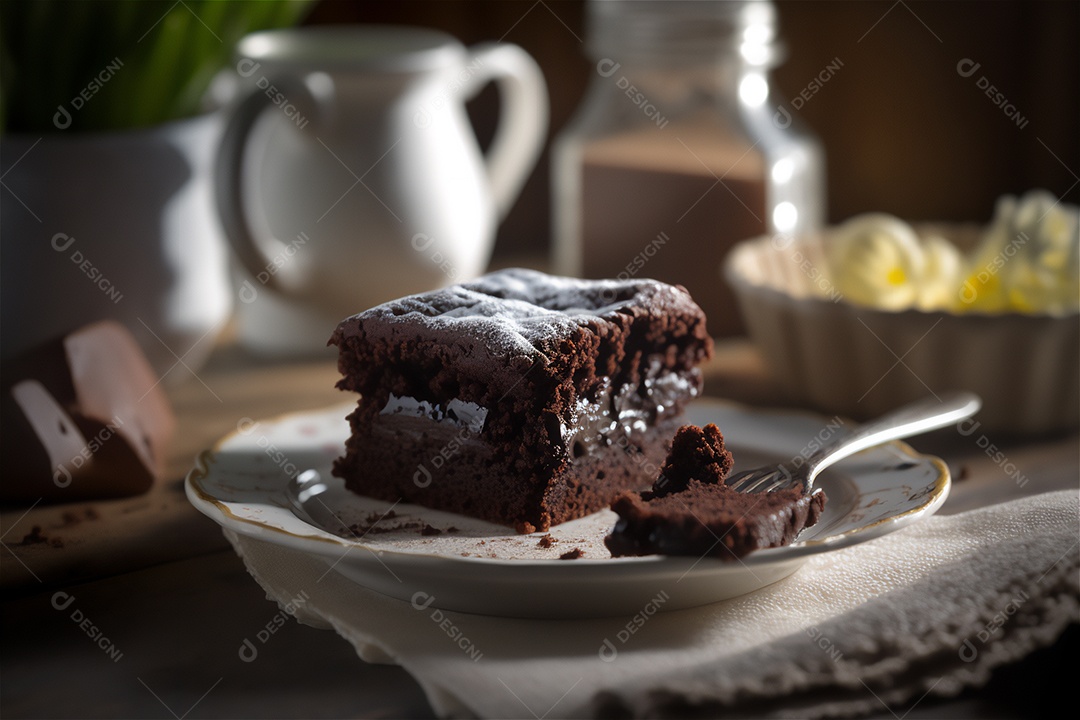 Delicioso brownie de chocolate caseiro em placa de cerâmica branca na mesa de madeira rústica