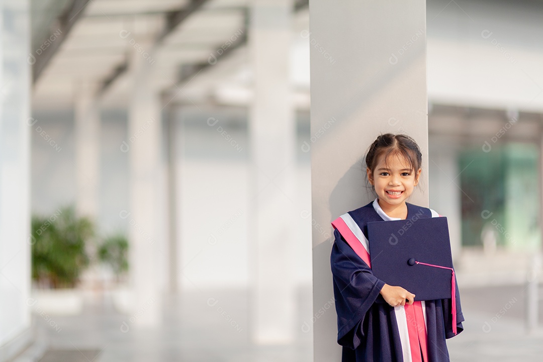 Meninas asiáticas felizes em vestidos de formatura no dia da formatura na escola.