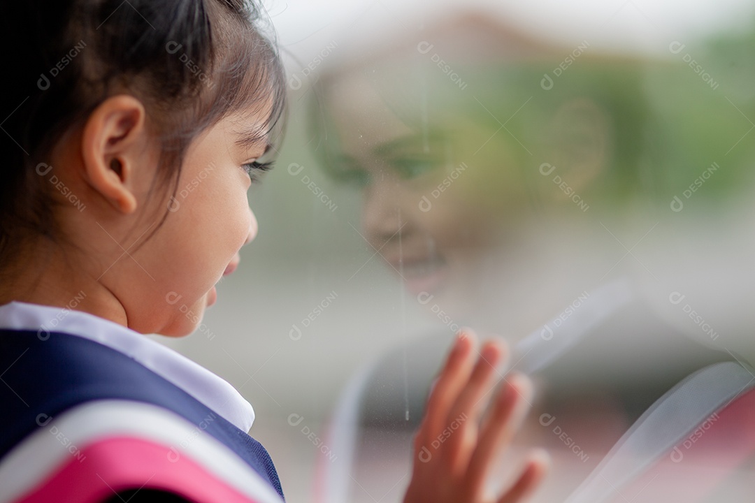 Meninas asiáticas felizes em vestidos de formatura no dia da formatura na escola.