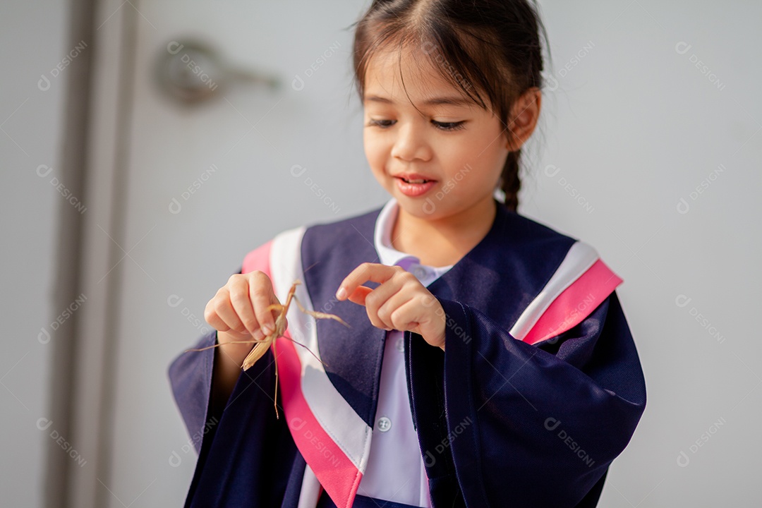 Meninas asiáticas felizes em vestidos de formatura no dia da formatura na escola.