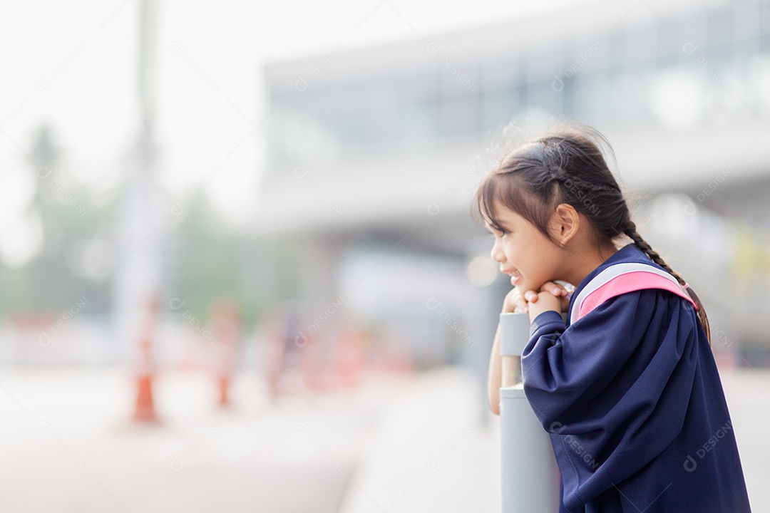 Meninas asiáticas felizes em vestidos de formatura no dia da formatura na escola
