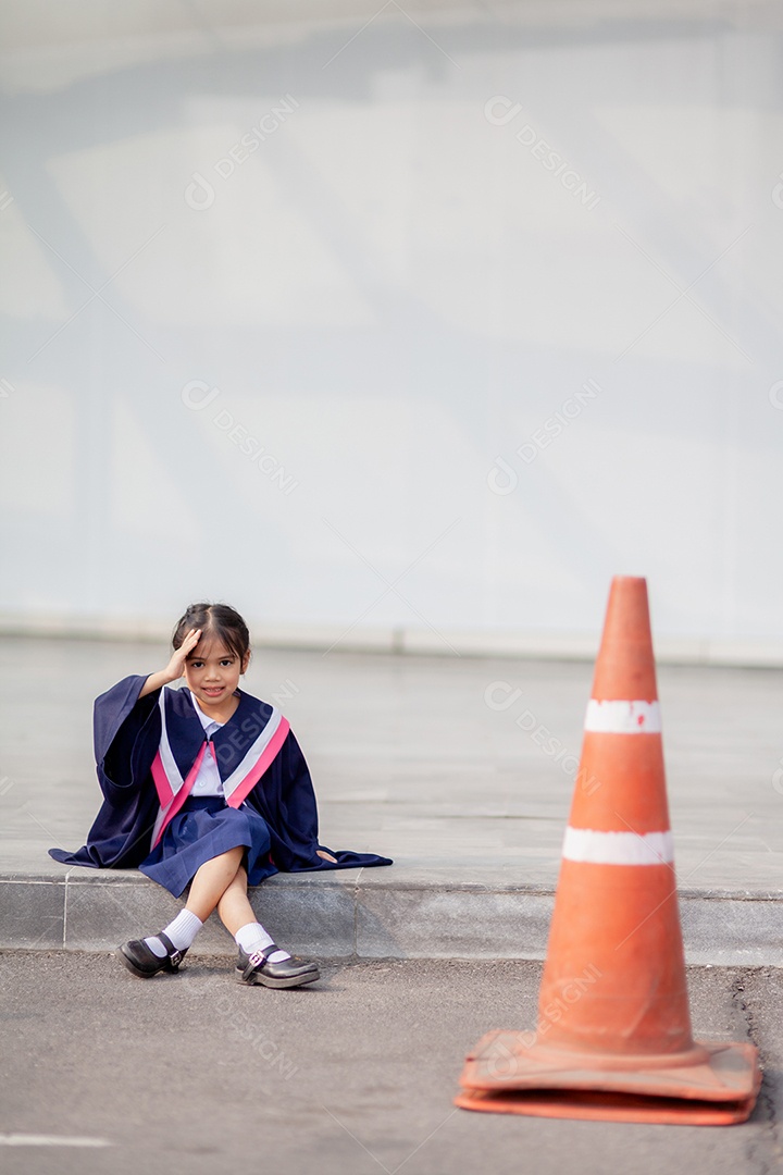 Meninas asiáticas felizes em vestidos de formatura no dia da formatura na escola