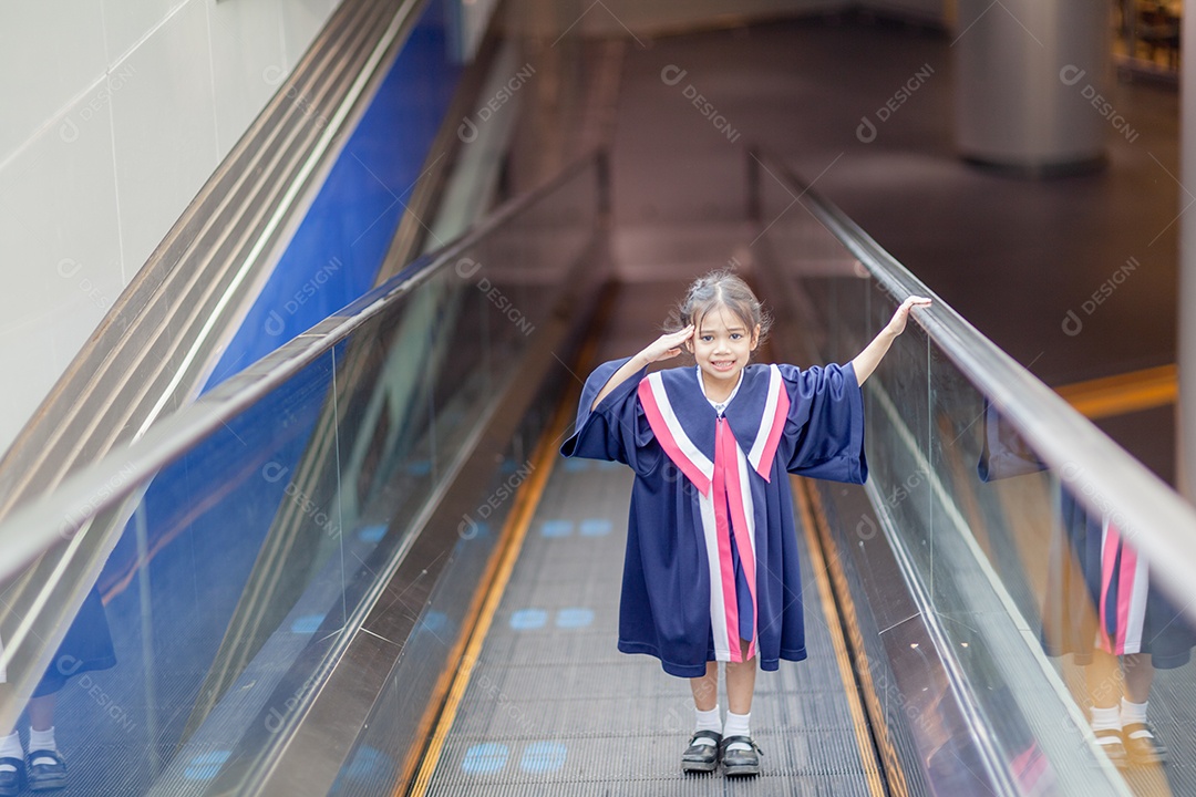 Meninas asiáticas felizes em vestidos de formatura no dia da formatura na escola