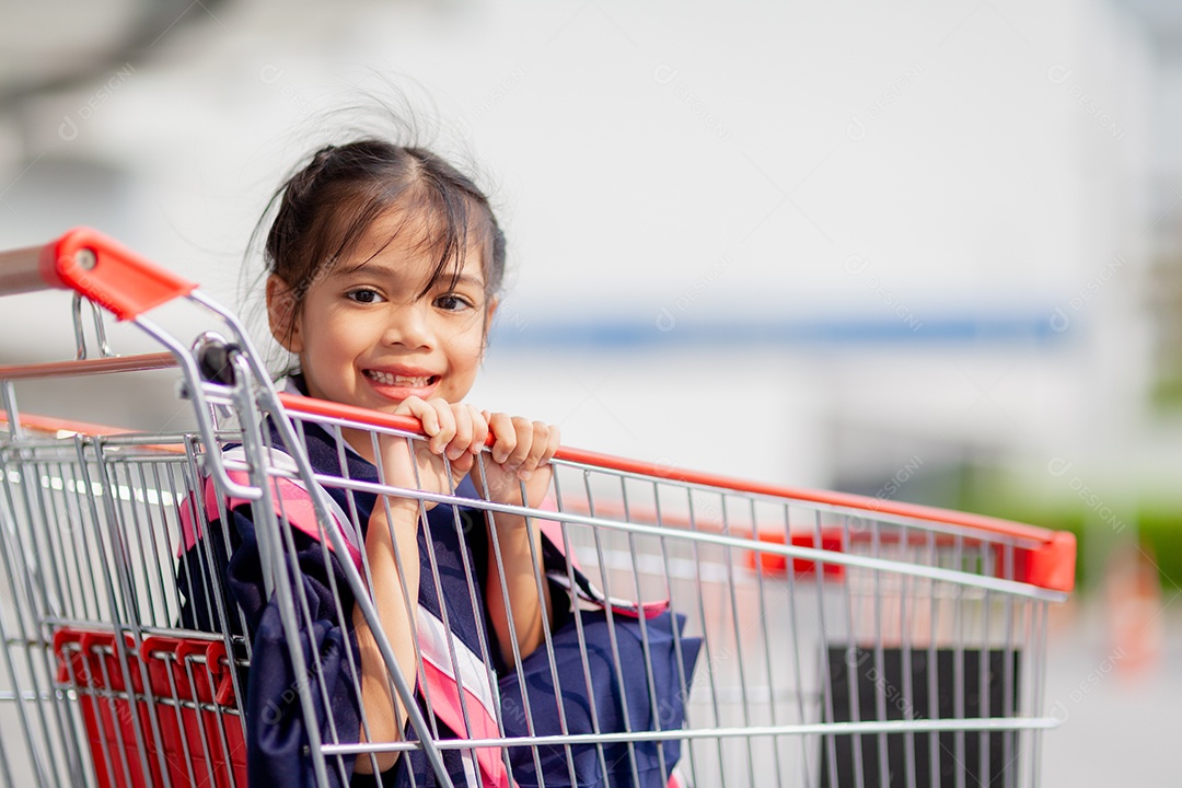 Meninas asiáticas felizes em vestidos de formatura no dia da formatura na escola