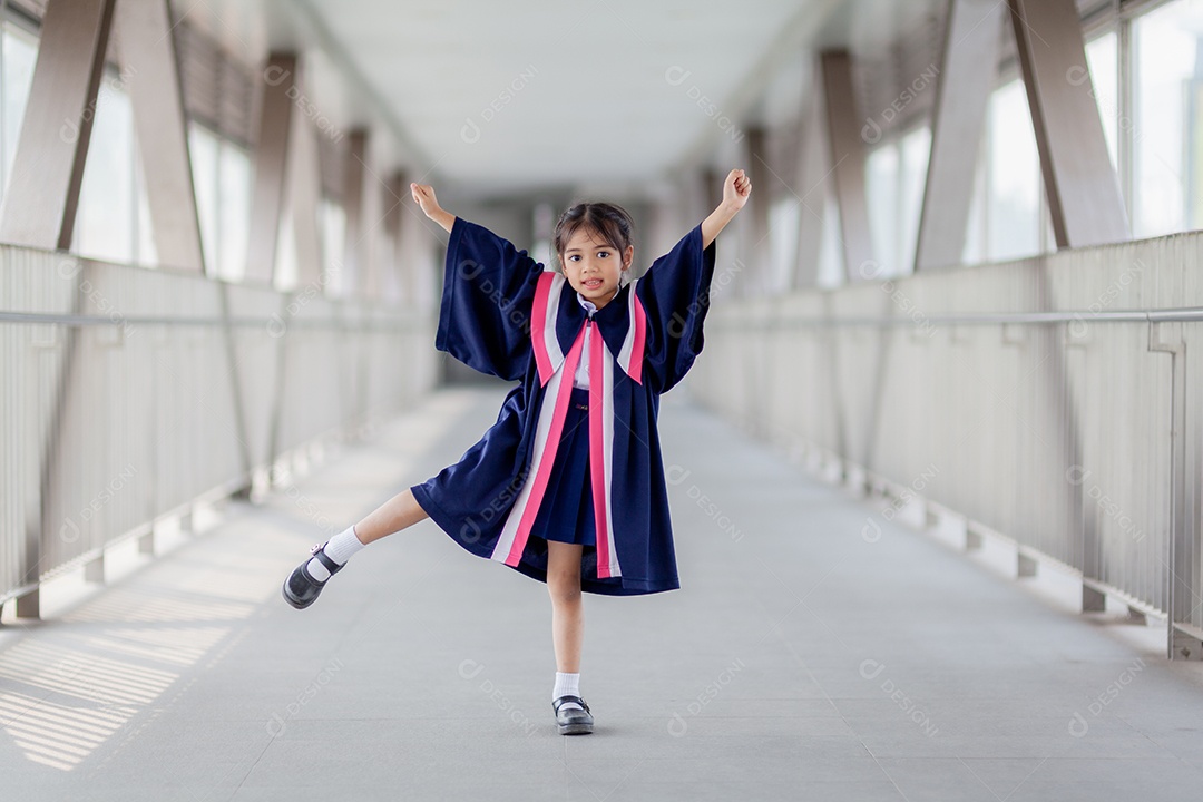 Meninas asiáticas felizes em vestidos de formatura no dia da formatura na escola
