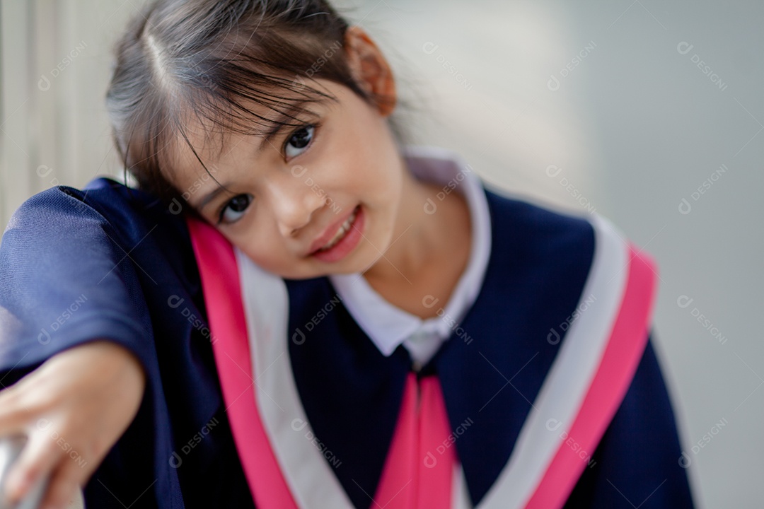 Meninas asiáticas felizes em vestidos de formatura no dia da formatura na escola