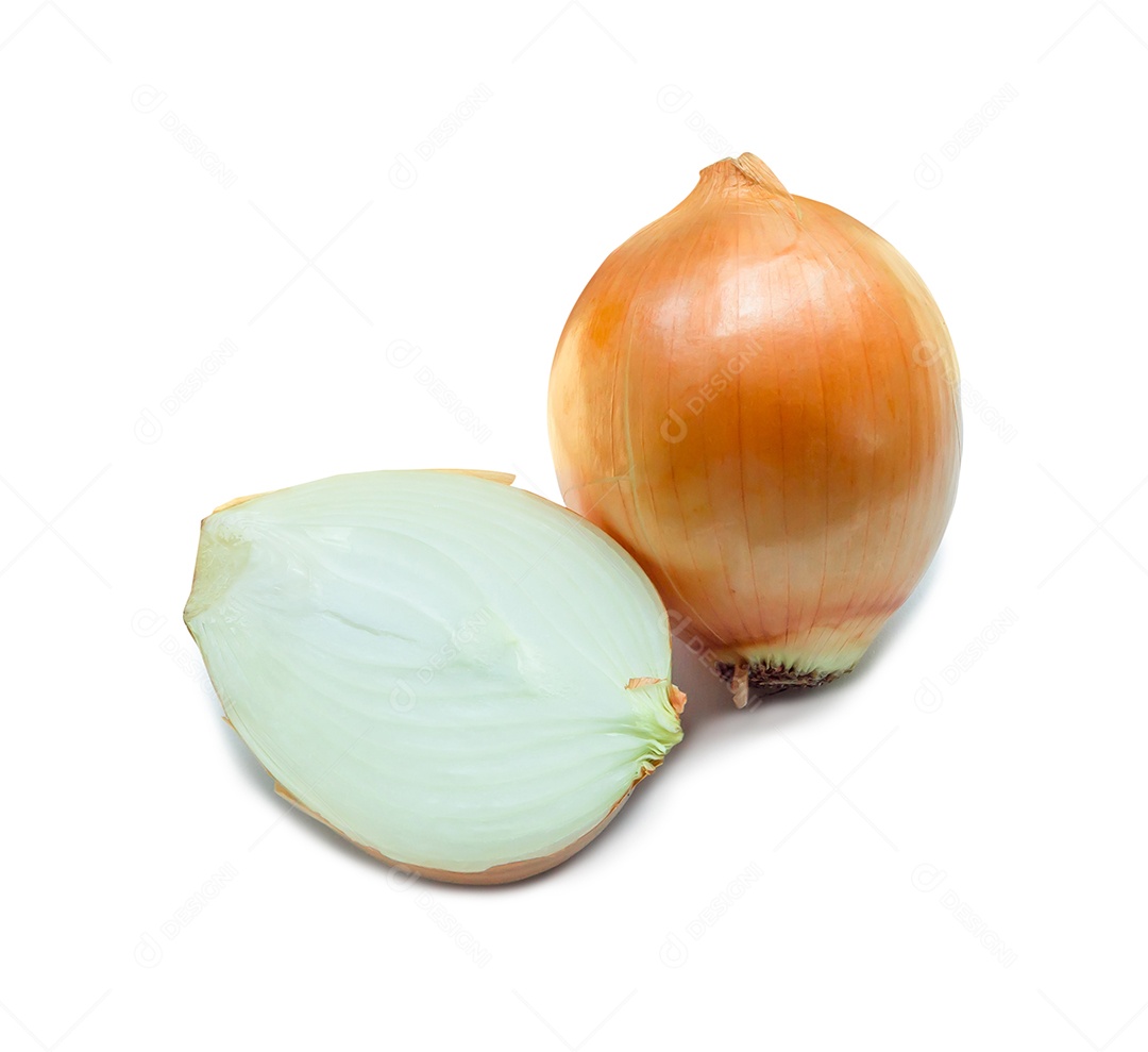 Um bulbo de cebola dourada fresca com metade ou fatia é isolado no fundo branco com traçado de recorte.
