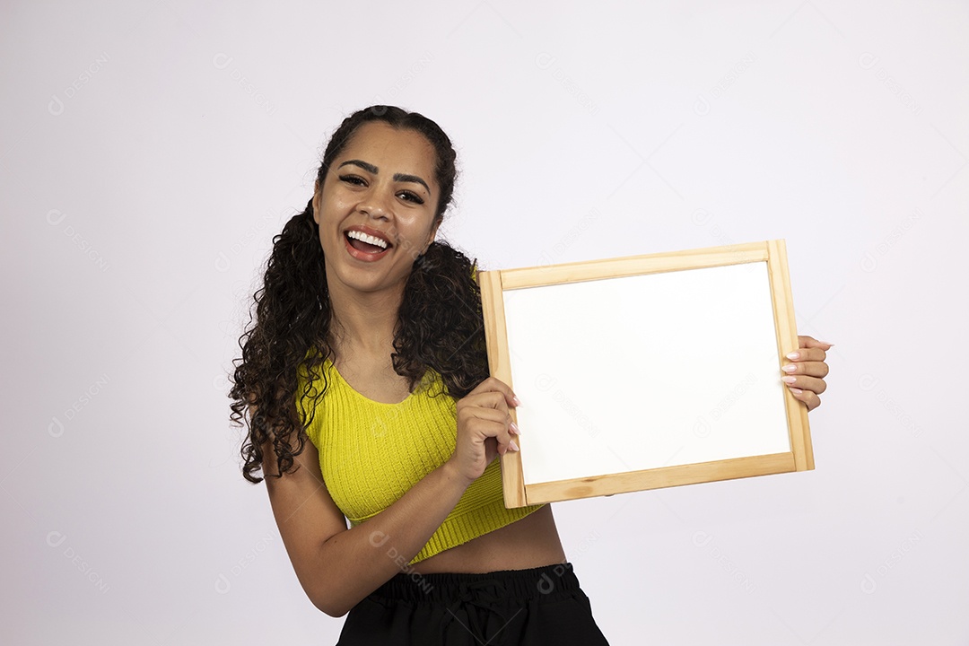 Linda mulher garota jovem segurando quadro branco sobre fundo isolado