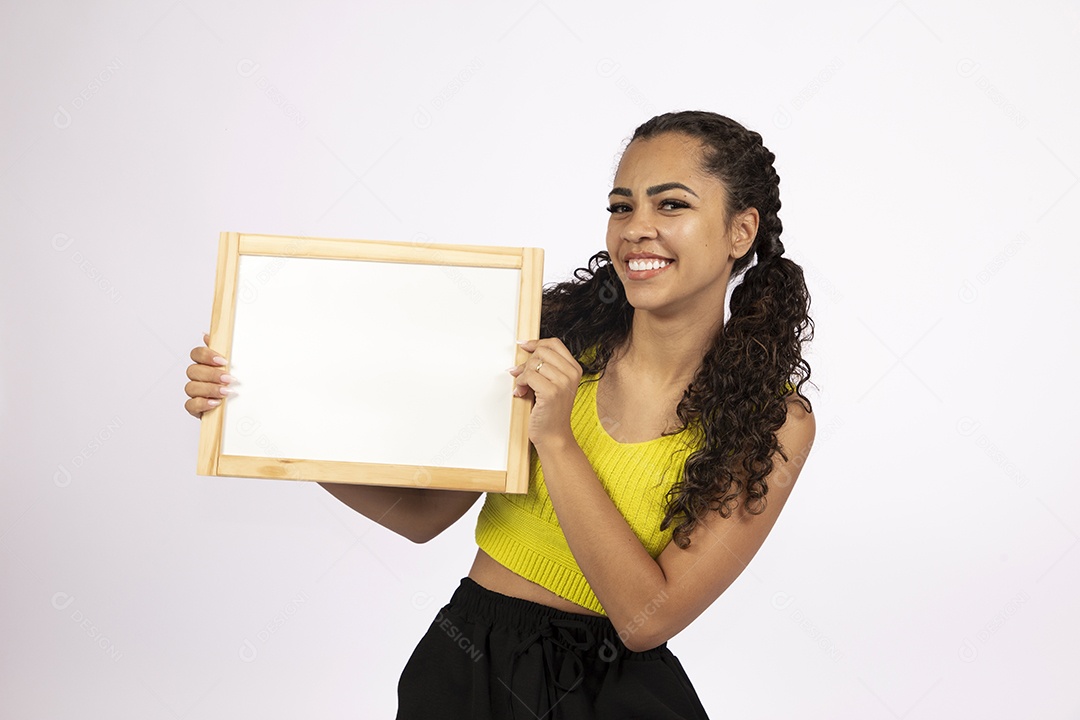Linda mulher garota jovem segurando quadro branco sobre fundo isolado