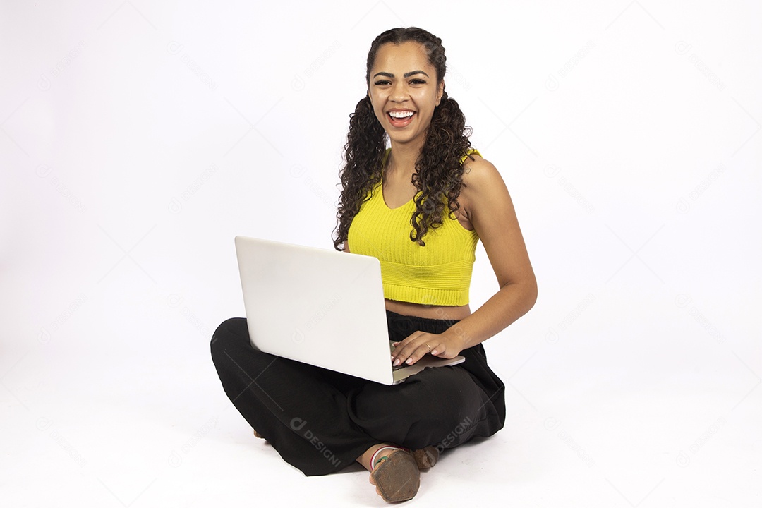 Linda mulher garota jovem segurando notebook laptop sobre fundo isolado
