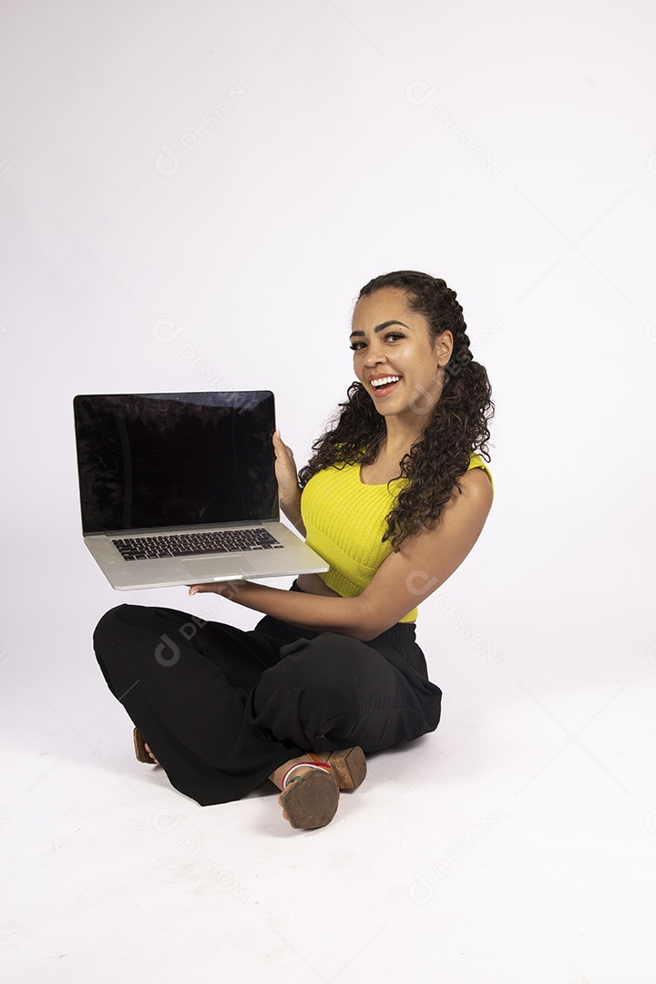 Linda mulher garota jovem segurando notebook laptop sobre fundo isolado