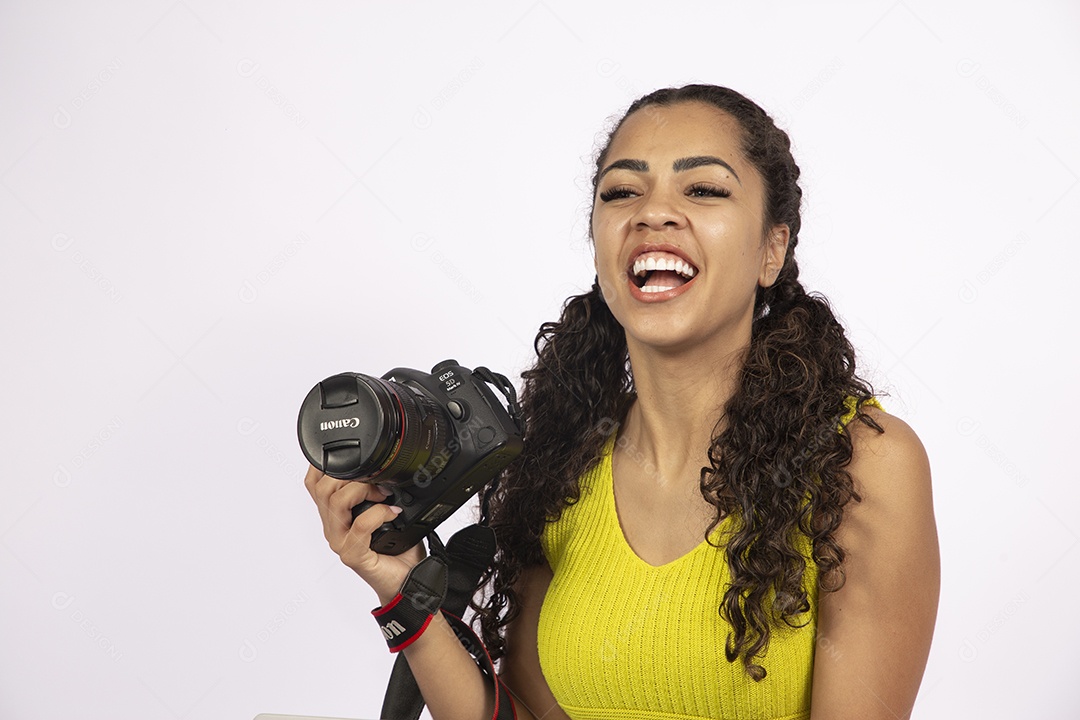 Linda mulher garota jovem segurando câmera fotográfica sobre fundo isolado