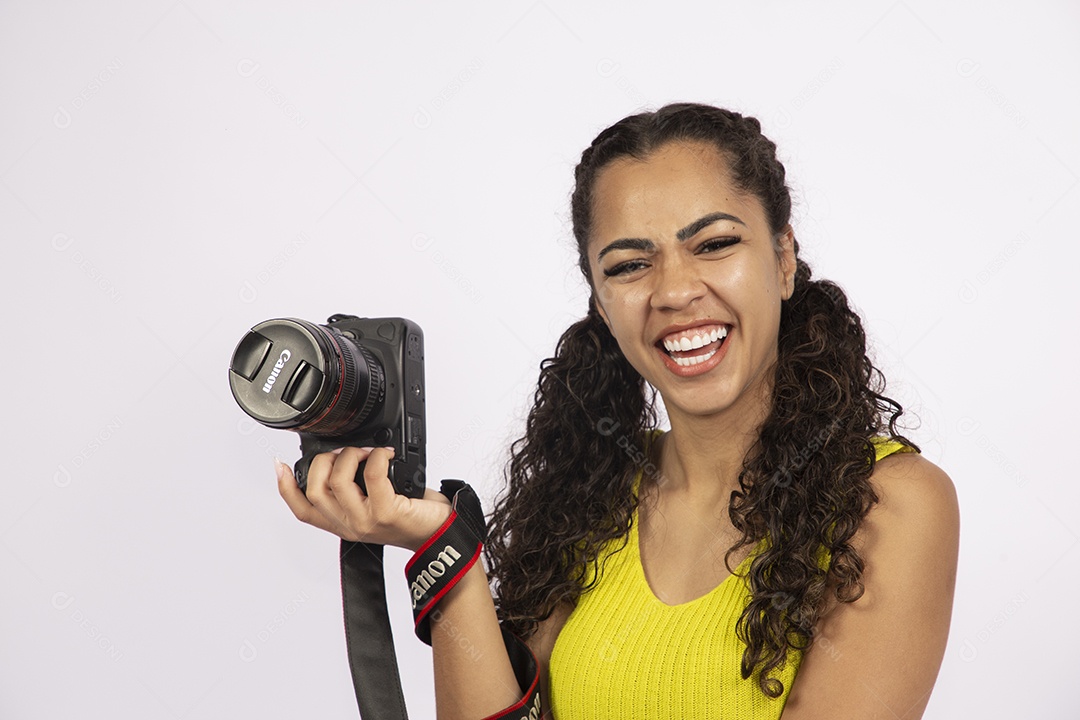 Linda mulher garota jovem segurando câmera fotográfica sobre fundo isolado