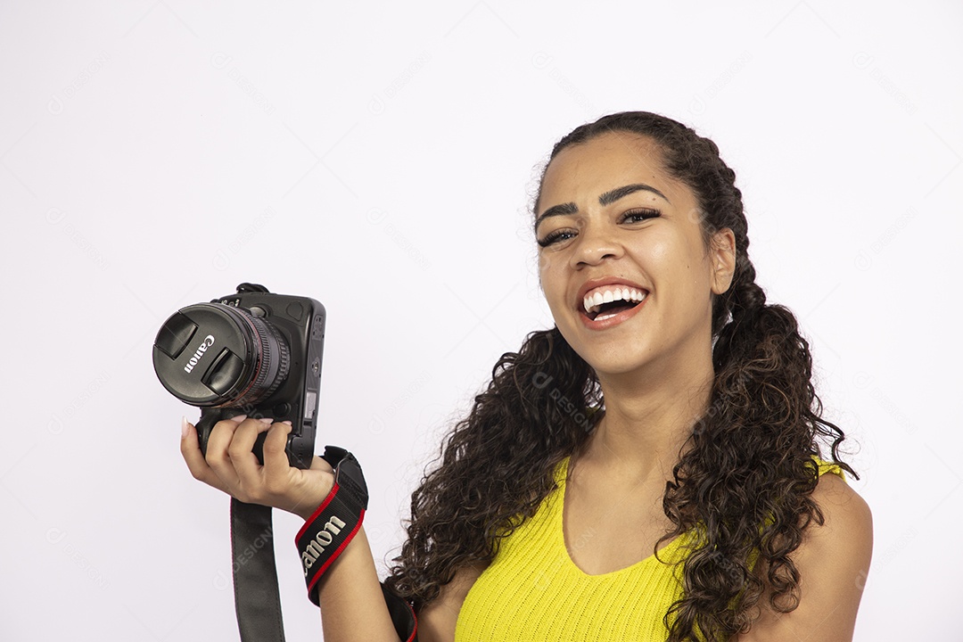 Linda mulher garota jovem segurando câmera fotográfica sobre fundo isolado