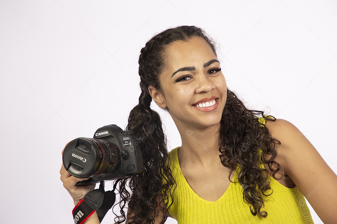 Linda mulher garota jovem segurando câmera fotográfica sobre fundo isolado