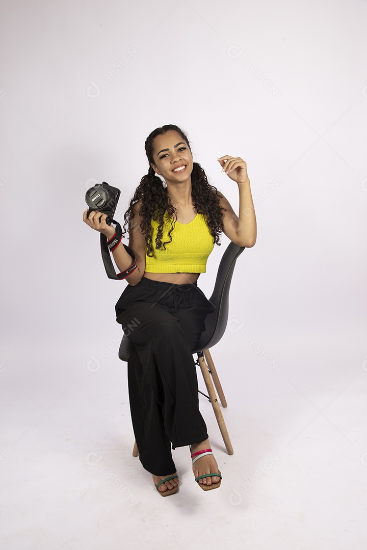 Linda mulher garota jovem segurando câmera fotográfica sobre fundo isolado