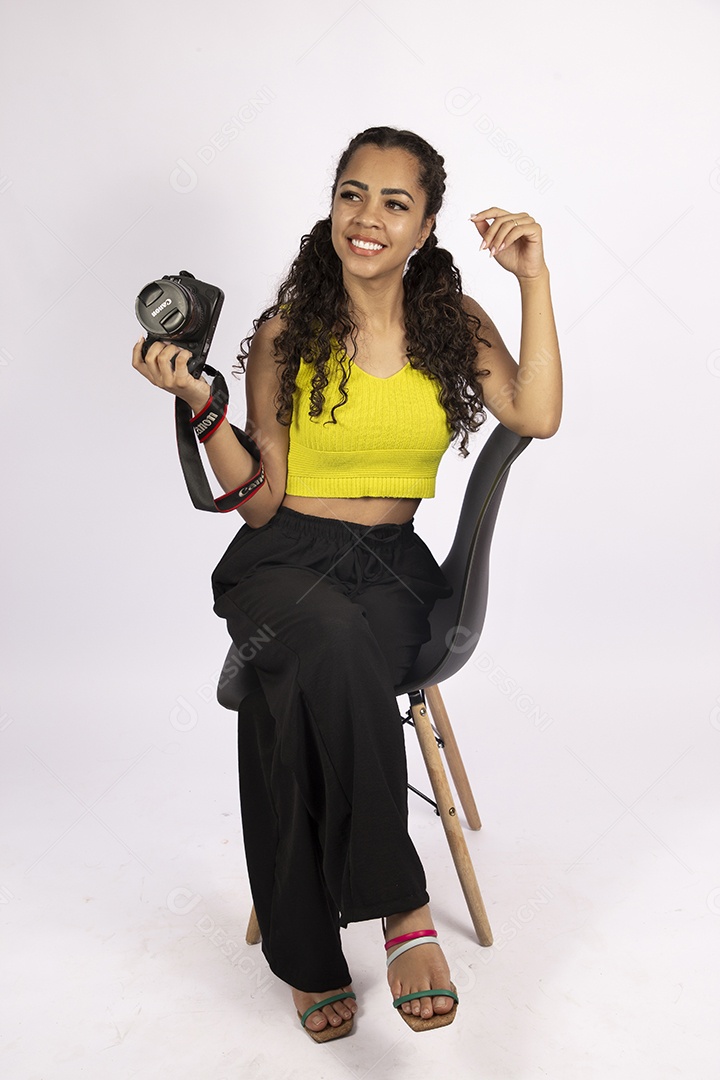 Linda mulher garota jovem segurando câmera fotográfica sobre fundo isolado