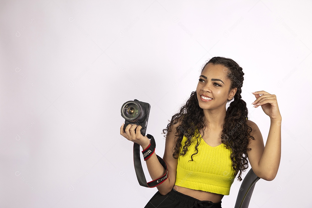 Linda mulher garota jovem segurando câmera fotográfica sobre fundo isolado