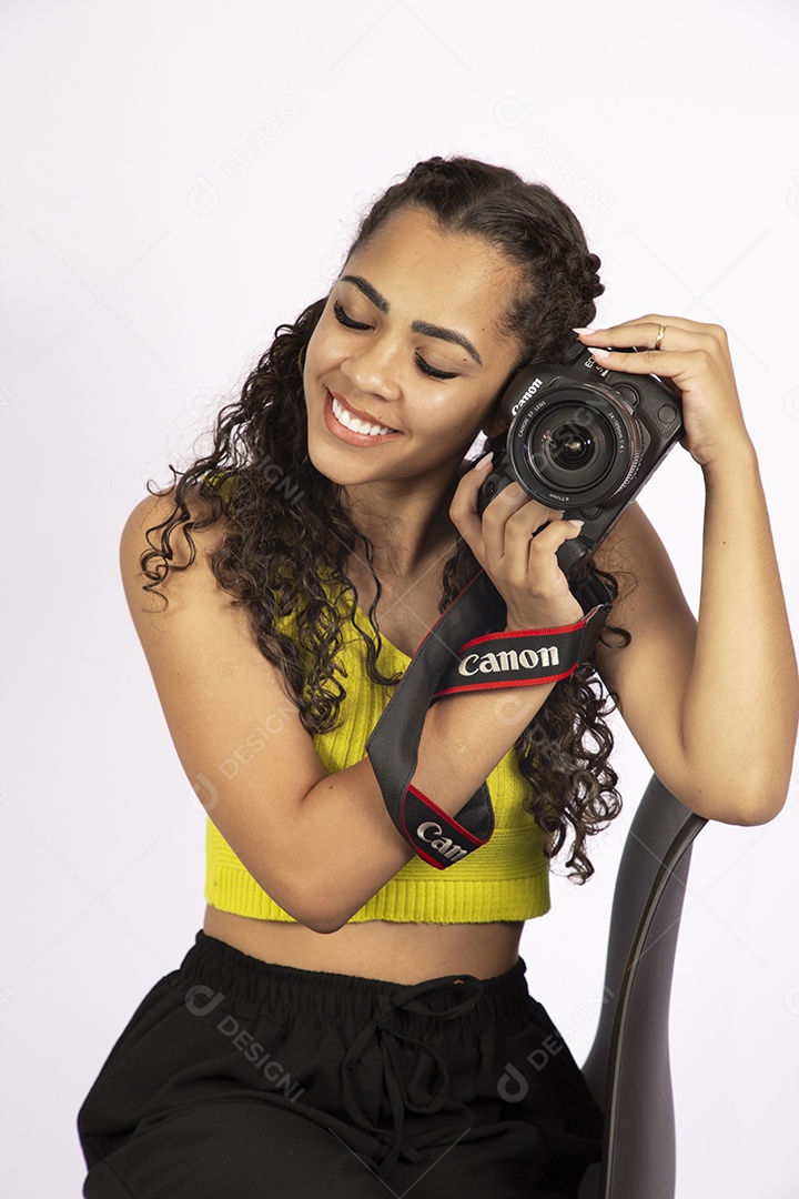 Linda mulher garota jovem segurando câmera fotográfica sobre fundo isolado