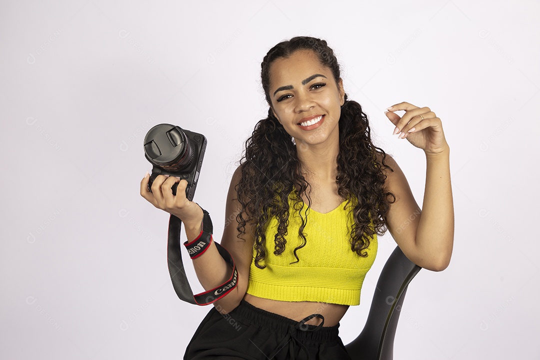 Linda mulher garota jovem segurando câmera fotográfica sobre fundo isolado