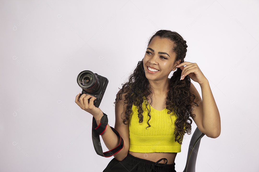 Linda mulher garota jovem segurando câmera fotográfica sobre fundo isolado