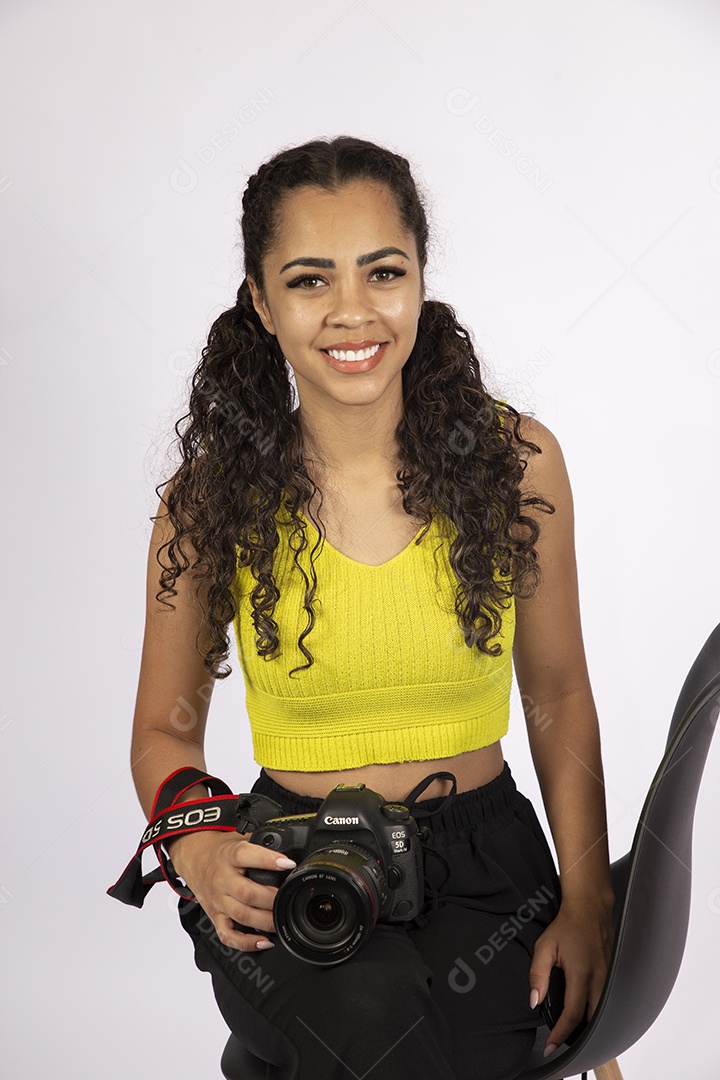 Linda mulher garota jovem segurando câmera fotográfica sobre fundo isolado