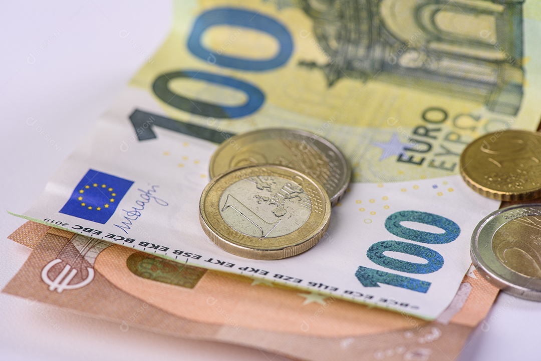 Euros sobre uma mesa branca