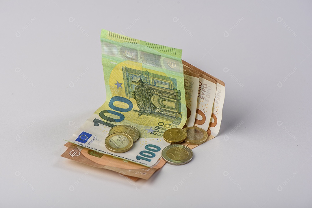 Euros sobre uma mesa branca