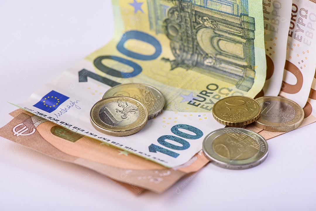 Euros sobre uma mesa branca
