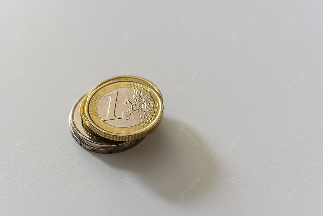 Euro sobre uma mesa de madeira branca