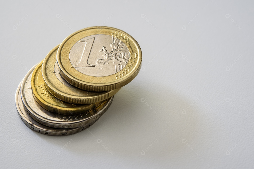 Euro sobre uma mesa de madeira branca