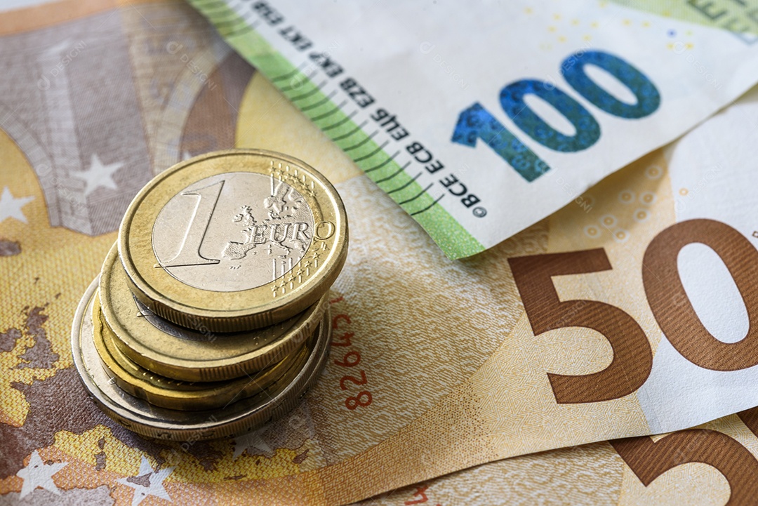 Euro sobre uma mesa de madeira branca