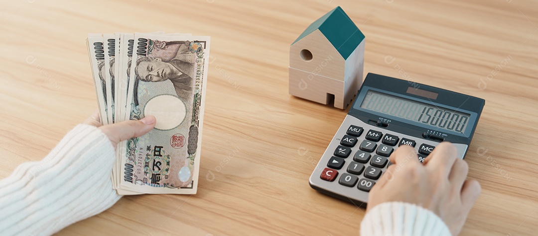 Mulher contando notas de ienes japoneses com modelo de casa.