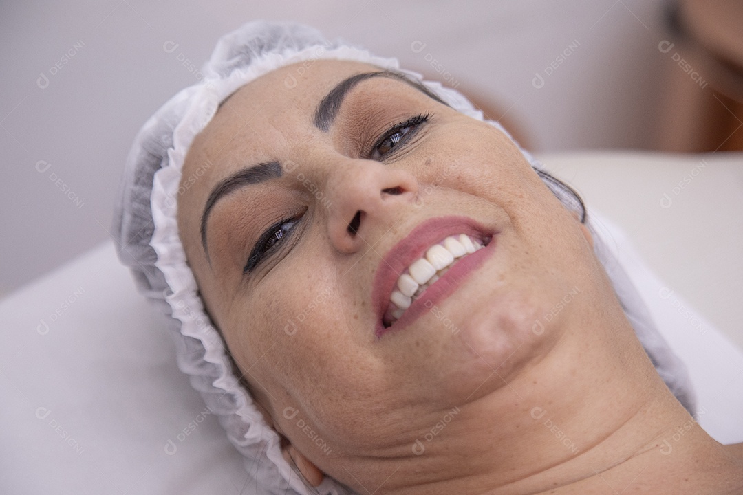 Mulher de touca pronta para fazer procedimento estético no rosto