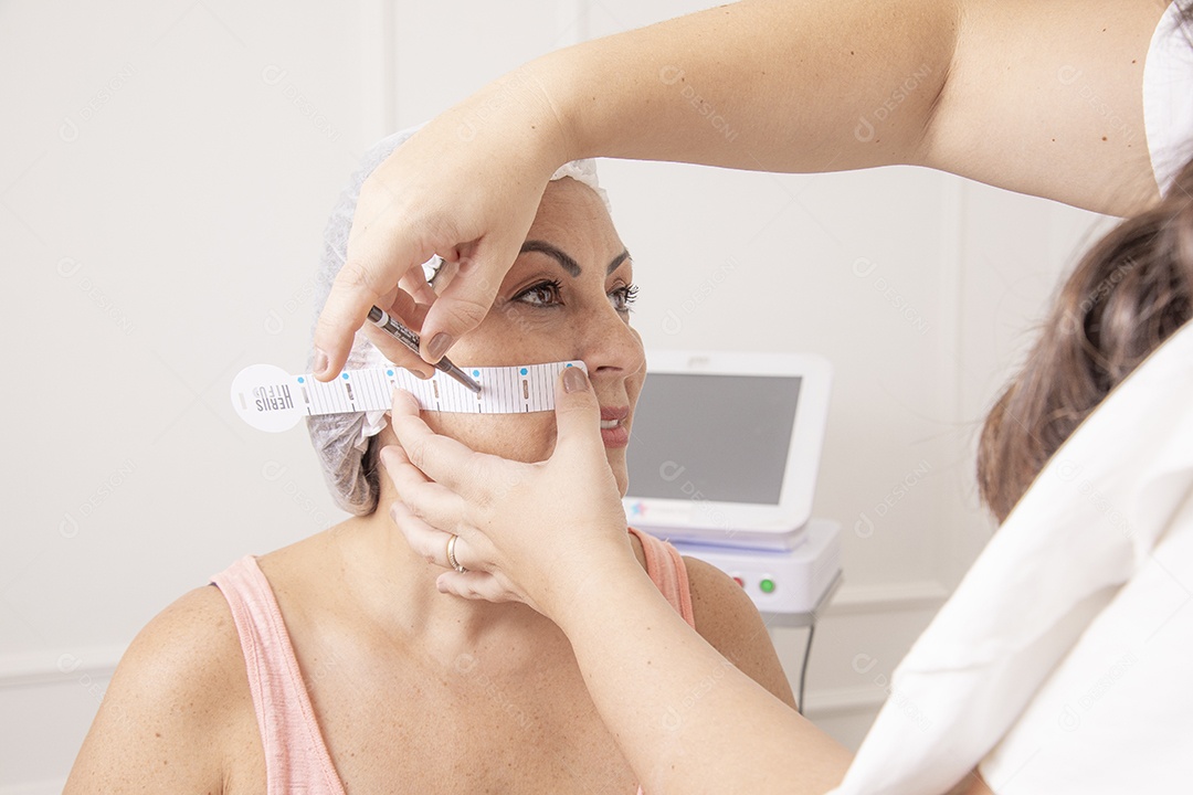 Mulher jovem garota fazendo procedimentos estéticos