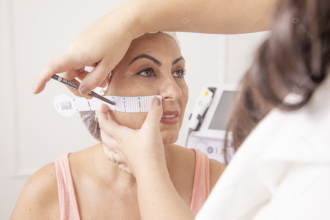 Mulher jovem garota fazendo procedimentos estéticos