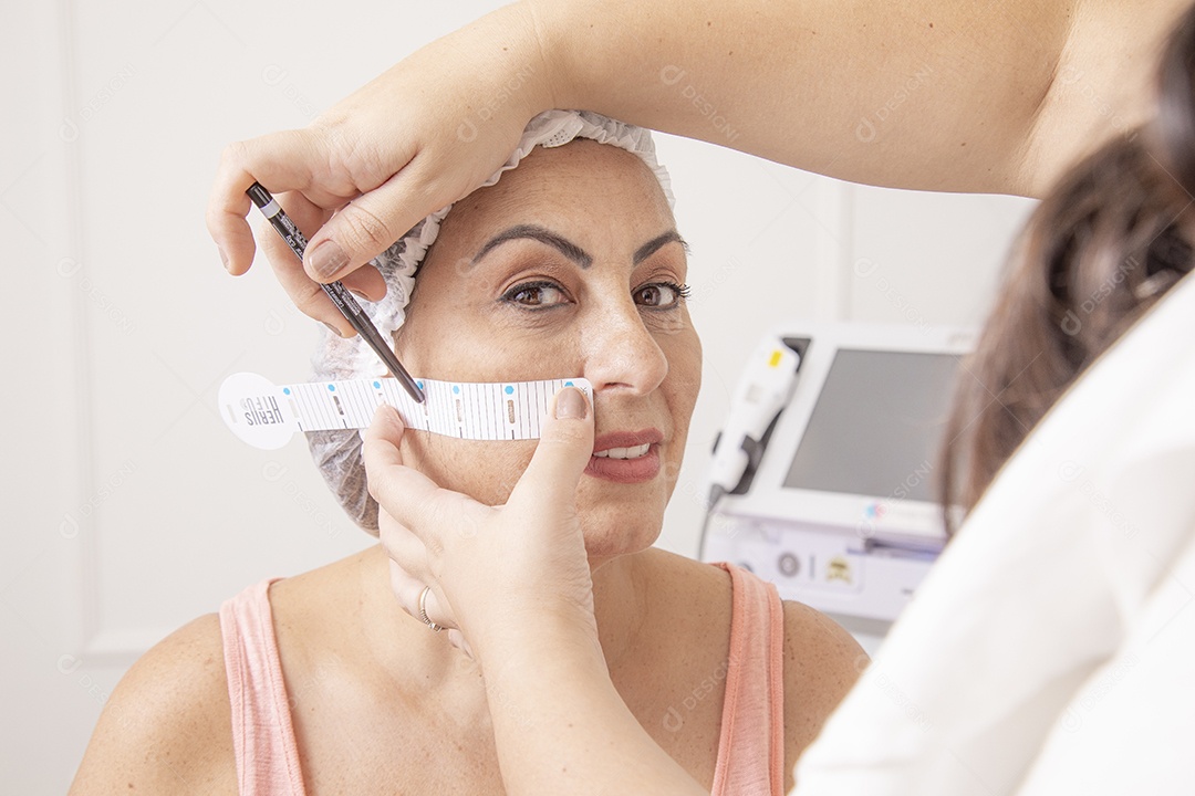 Mulher jovem garota fazendo procedimentos estéticos