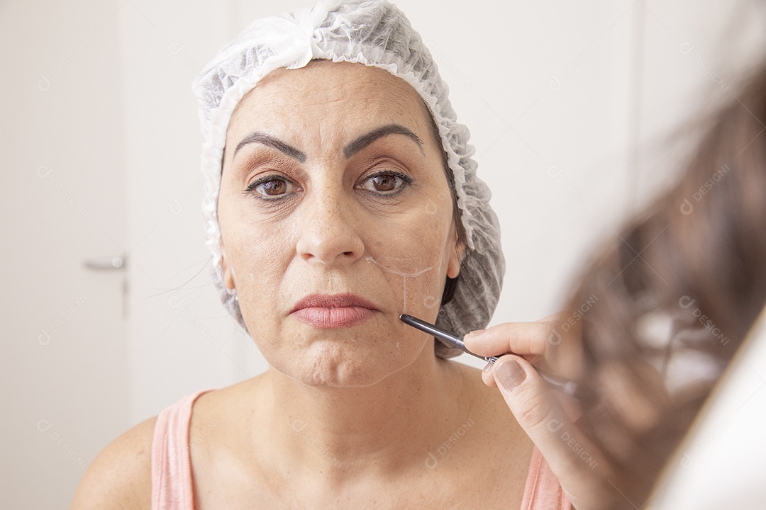 Mulher jovem garota fazendo procedimentos estéticos