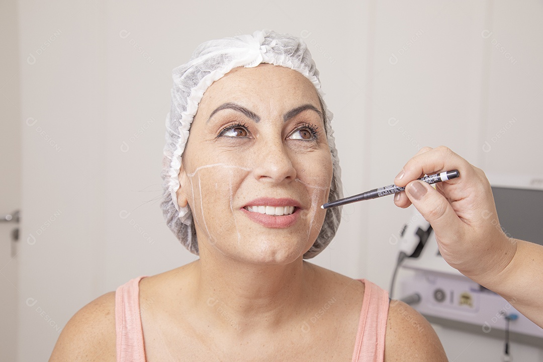 Mulher jovem garota fazendo procedimentos estéticos