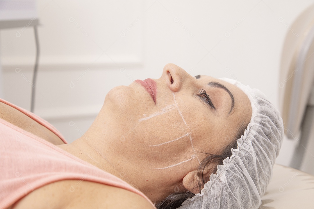 Mulher jovem garota fazendo procedimentos estéticos