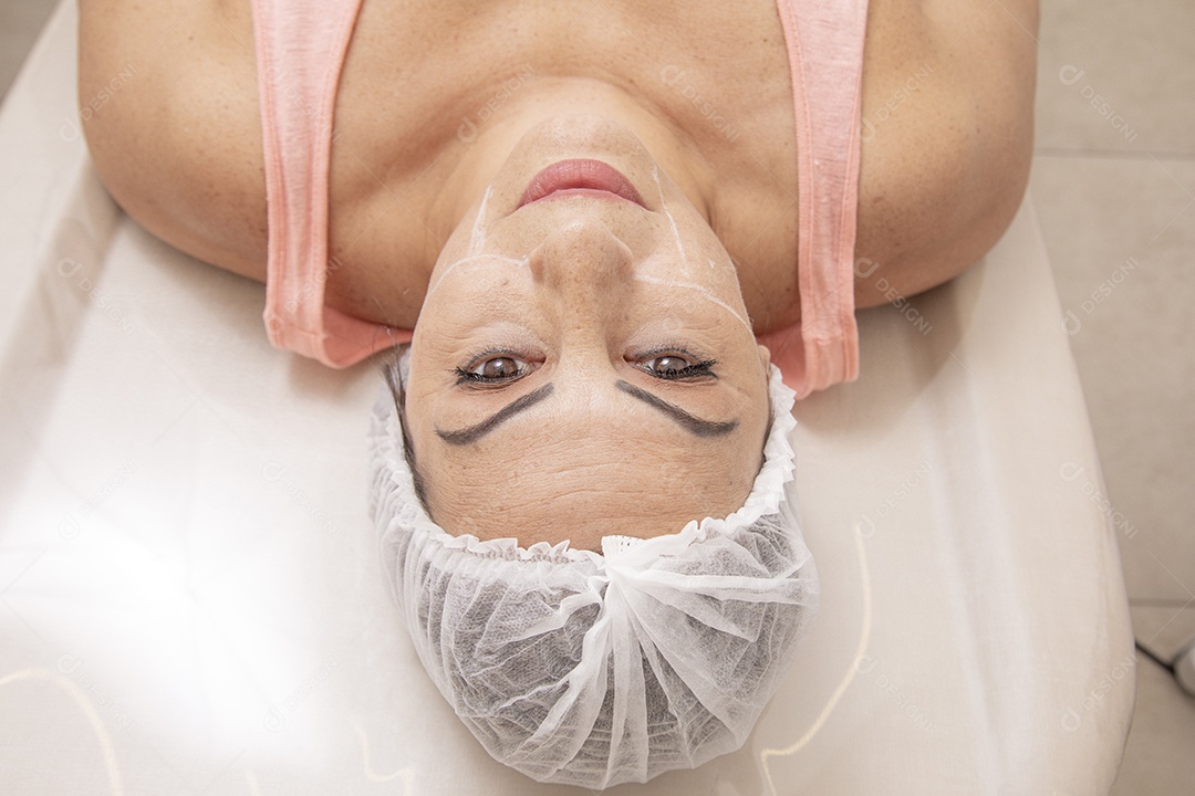 Mulher jovem garota fazendo procedimentos estéticos